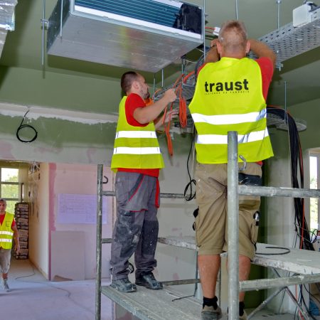 inginer HVAC montând unități exterioare sistem ventilație – servicii HVAC Cluj la Traust