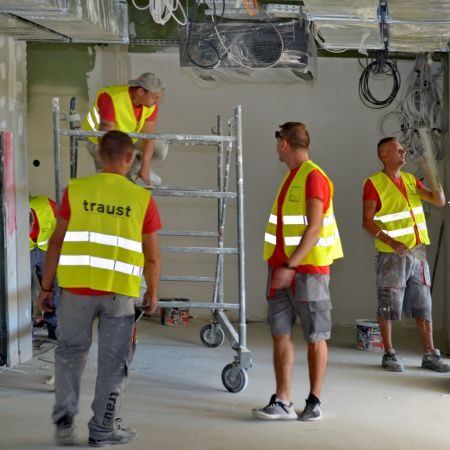 Locuri de muncă Oradea – angajare echipă muncitori și finisori în construcții, Traust SRL